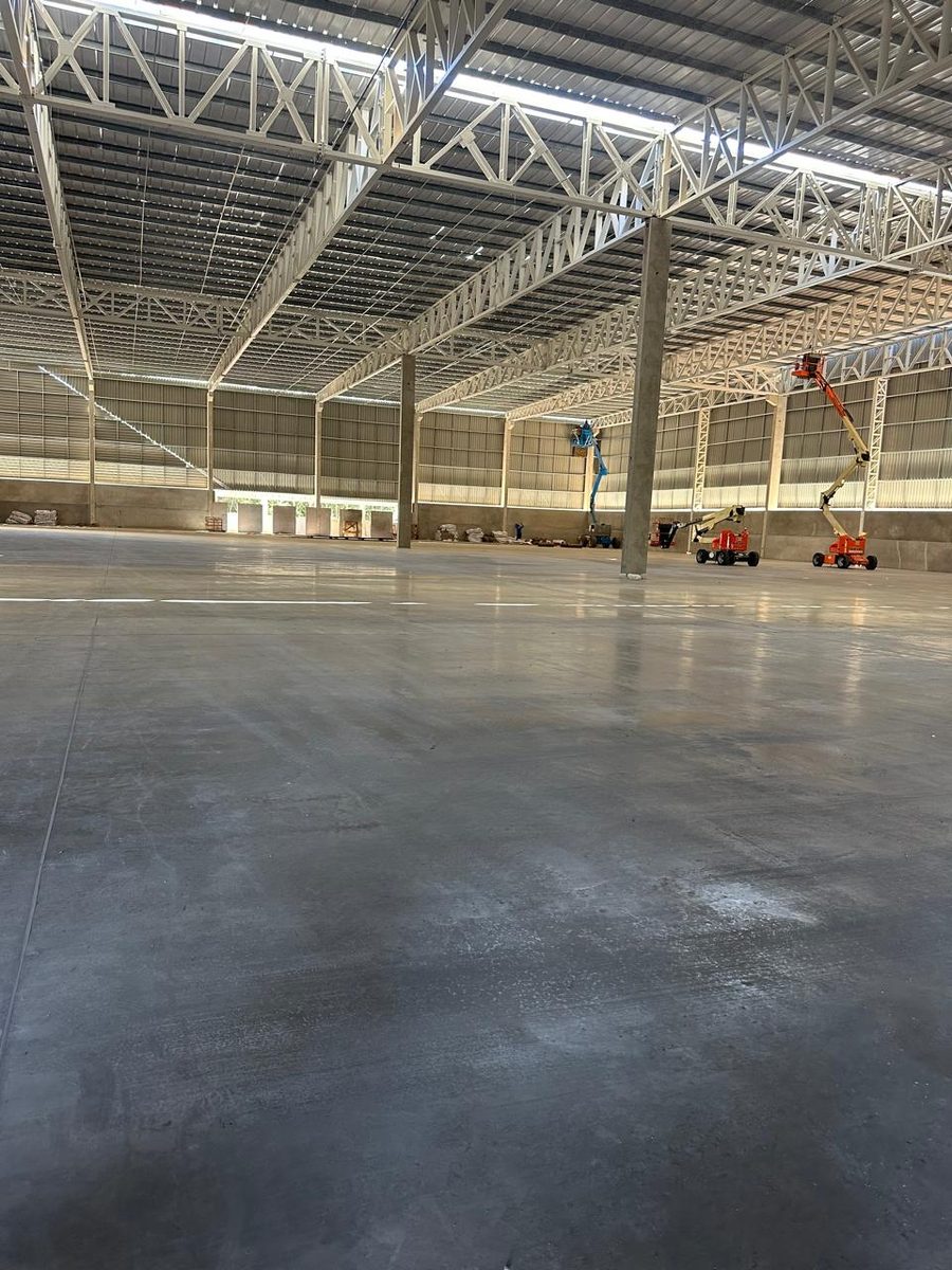 Piso industrial de concreto em galpão da Keko Acessórios em Flores da Cunha