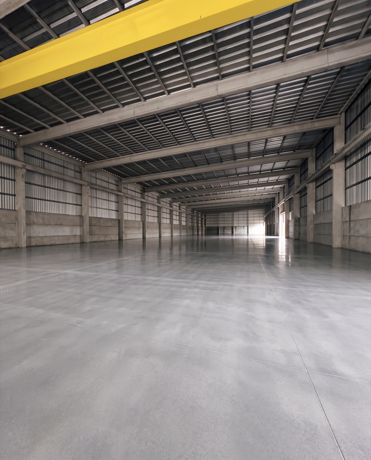 Galpão industrial com piso de concreto de alto desempenho executado pela SS Engenharia, superfície espelhada em toda a extensão
